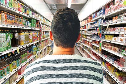 pic of man in grocery aisle